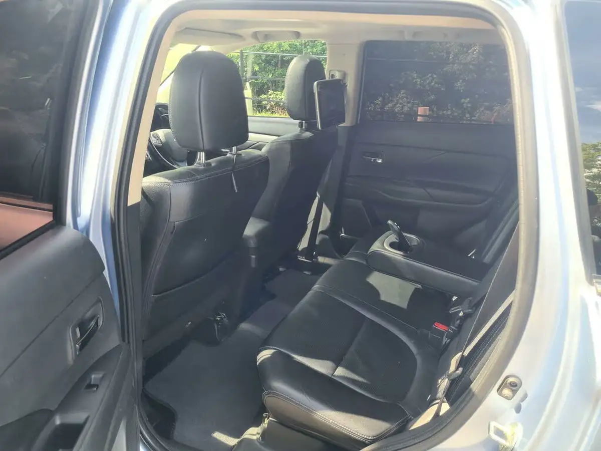 2015-mitsubishi-outlander-20-gx4h-phev-big-33
