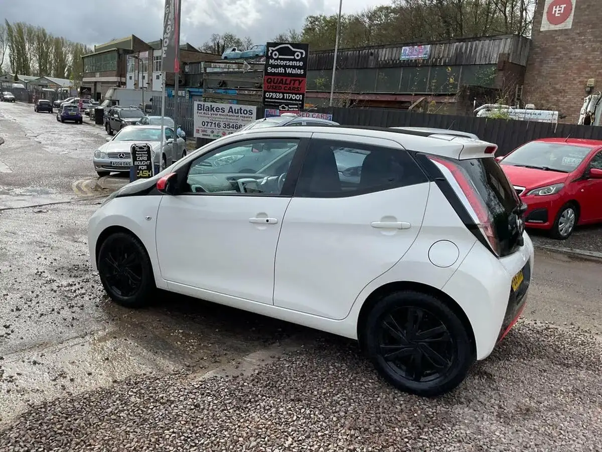2015-toyota-aygo-10-vvt-i-x-pression-5d-big-74
