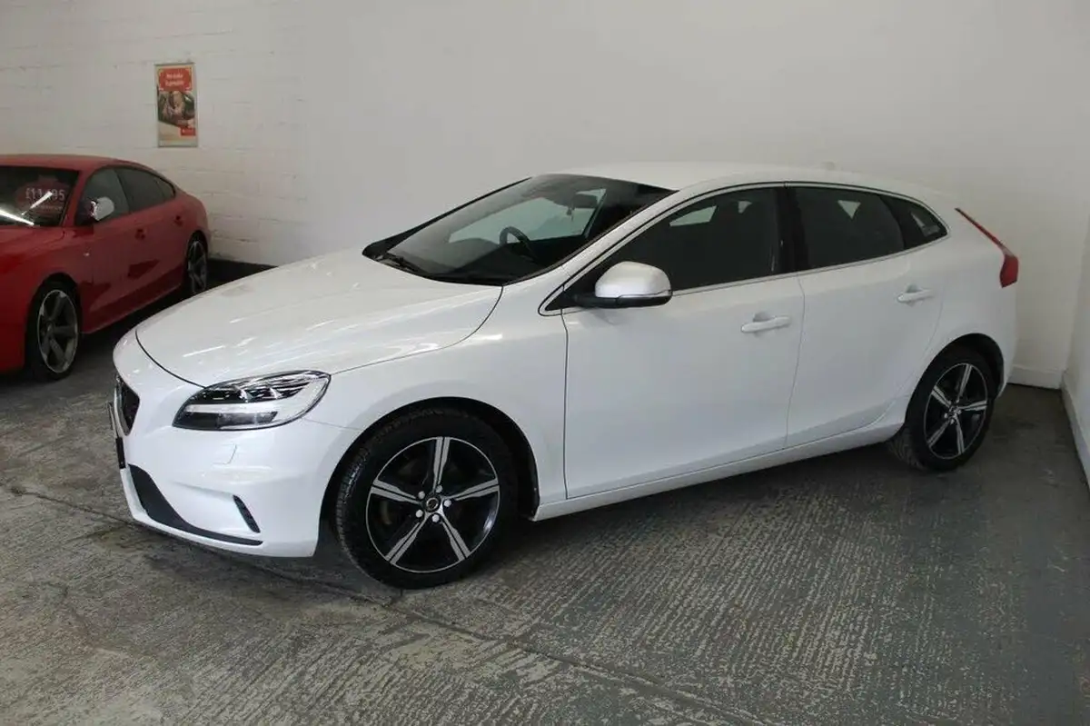 2017-volvo-v40-20-t2-r-design-big-3