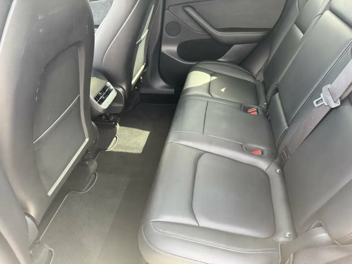 2022-tesla-model-y-e-long-range-big-23
