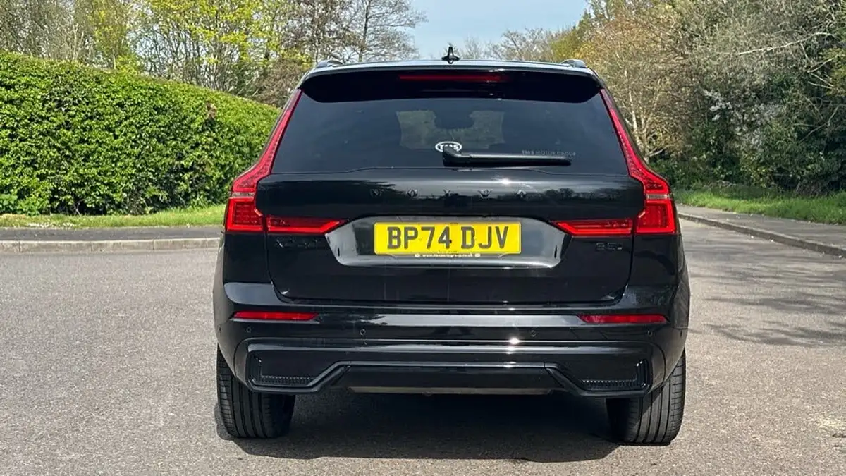 2025-volvo-xc60-20-b5-plus-black-edition-big-12