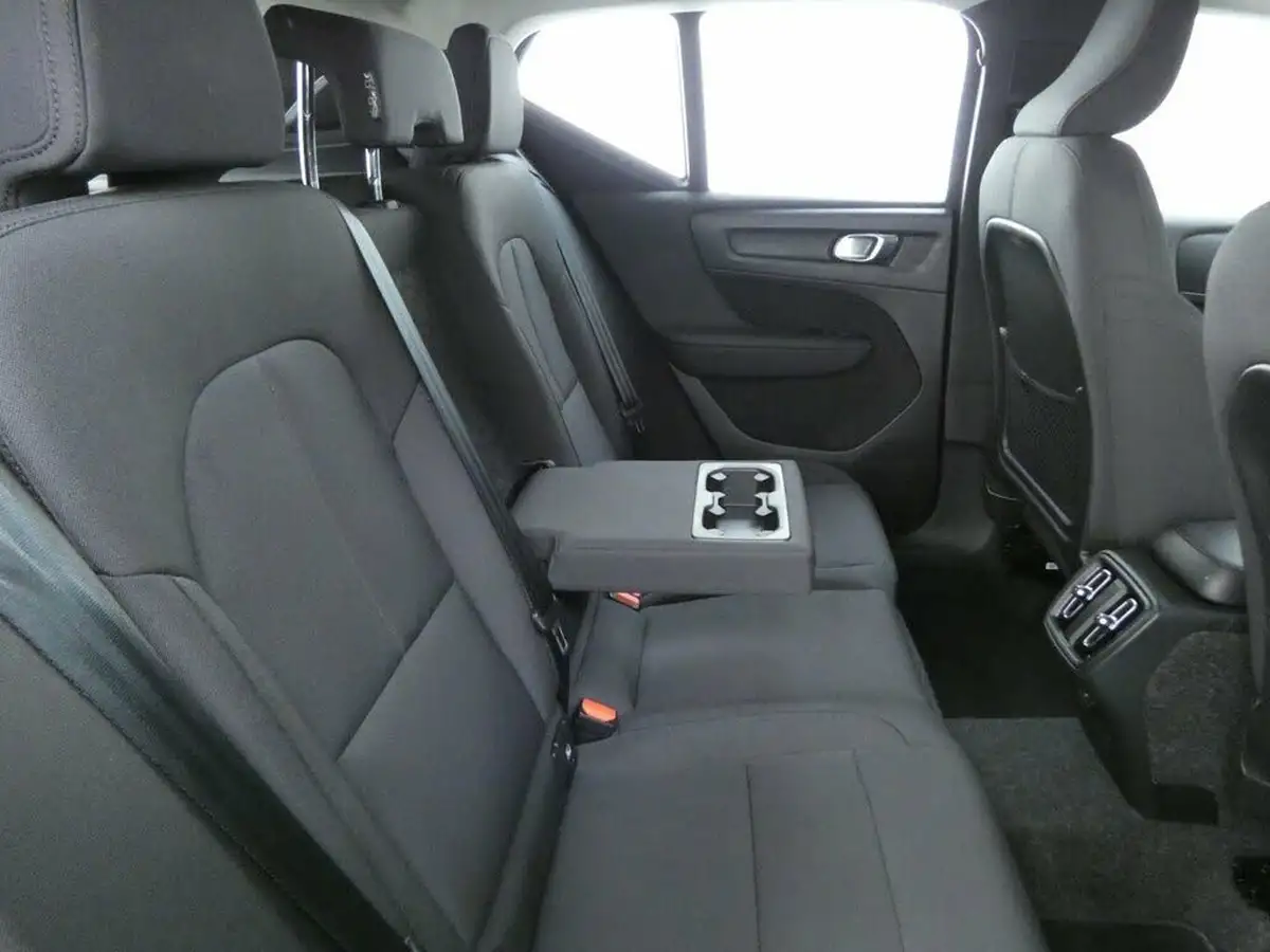 2021-volvo-xc40-15-t3-momentum-161bhp-big-14