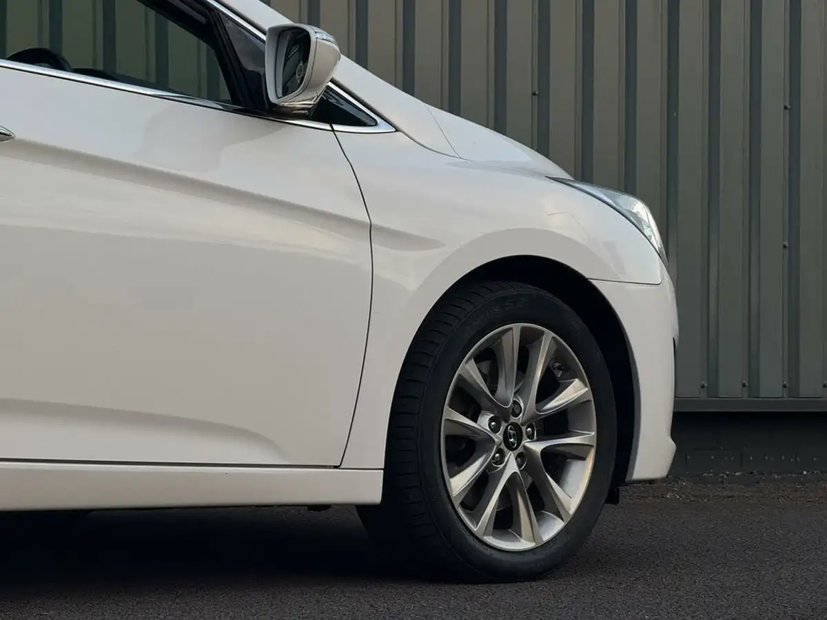 2014-hyundai-i40-17td-style-134bhp-estate-5d-big-15