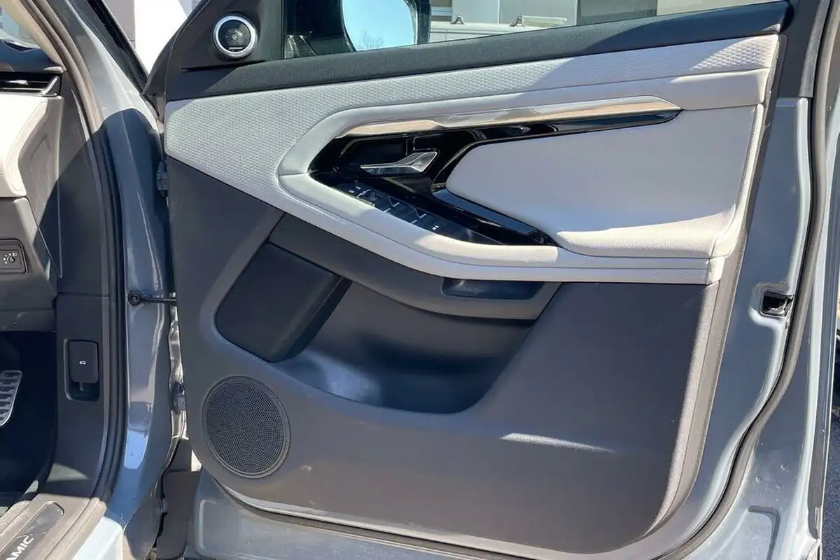 2022-land-rover-range-rover-evoque-15-p300e-r-dynamic-s-big-42