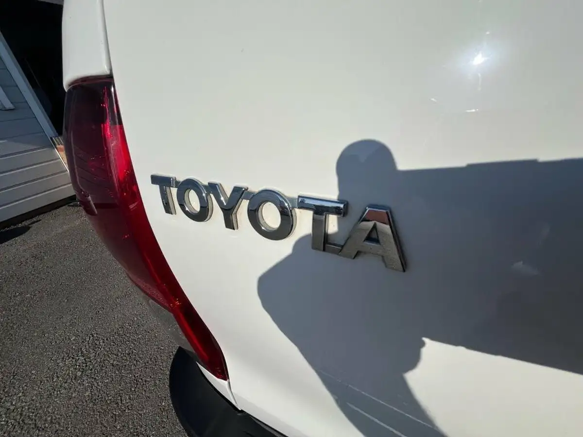 2021-toyota-hi-lux-24d-4d-icon-150hpeu6d-auto-big-35