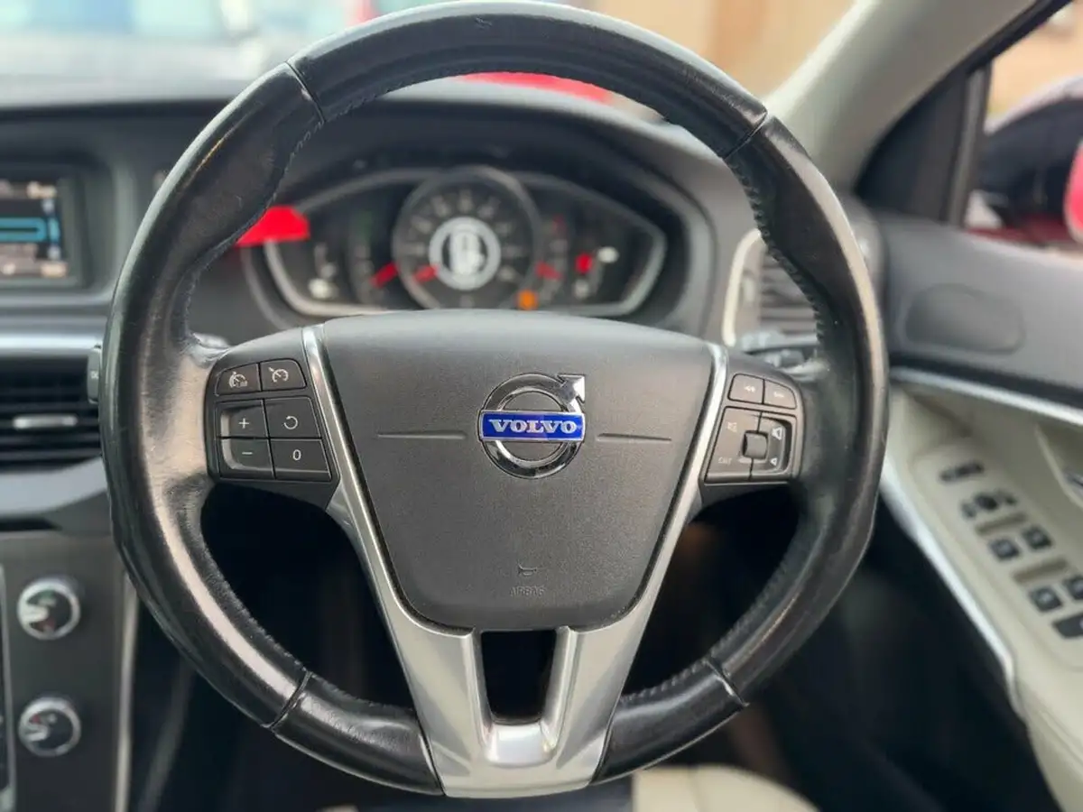 2014-volvo-v40-16td-d2-cross-country-lux-powershift-big-10
