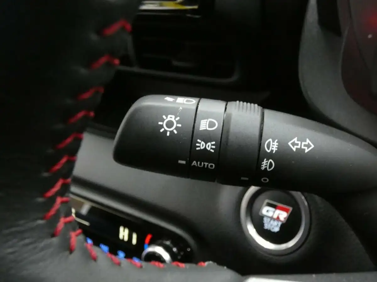 2021-toyota-yaris-16-gr-convenience-pack-big-76