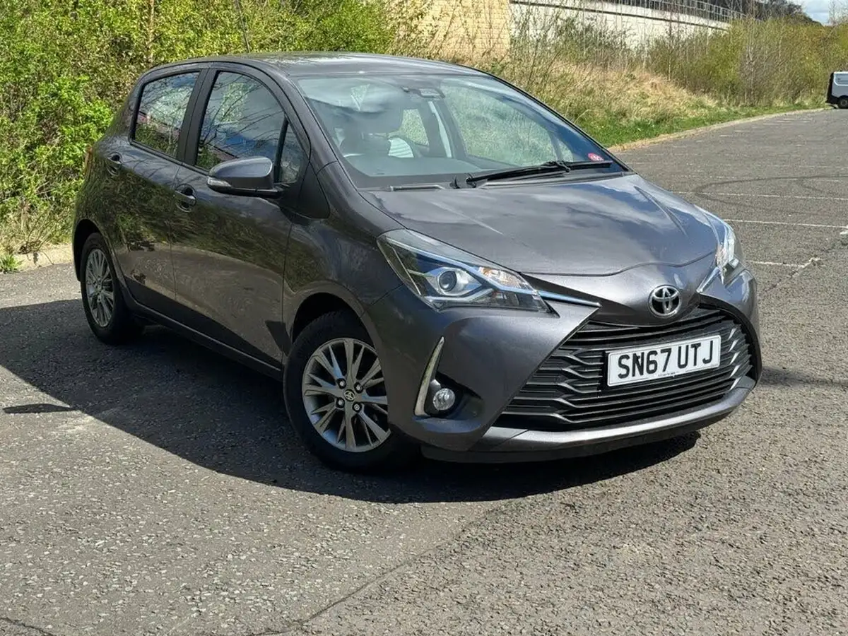 2017-toyota-yaris-15-vvt-i-icon-navi-big-1