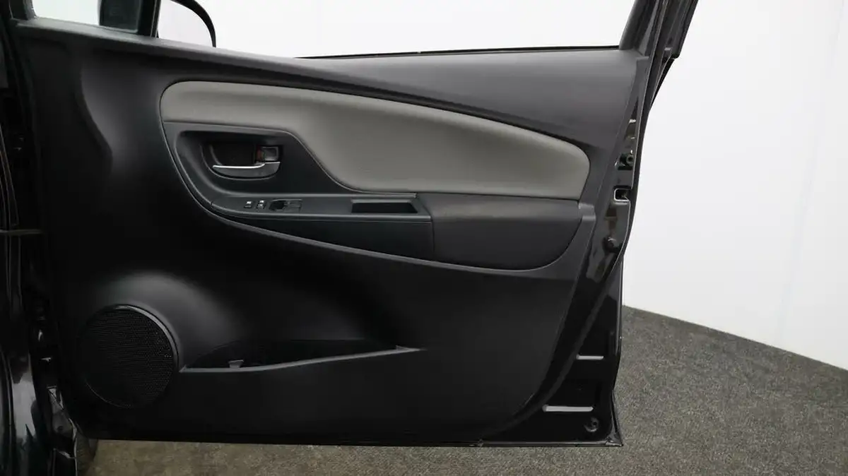 2018-toyota-yaris-15-vvt-i-icon-tech-98bhp-hybrid-1497cc-e-cvt-big-14