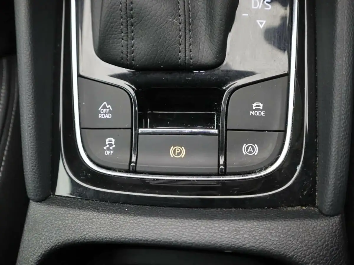 2018-skoda-karoq-20tdi-scr-se-l-dsg-big-19