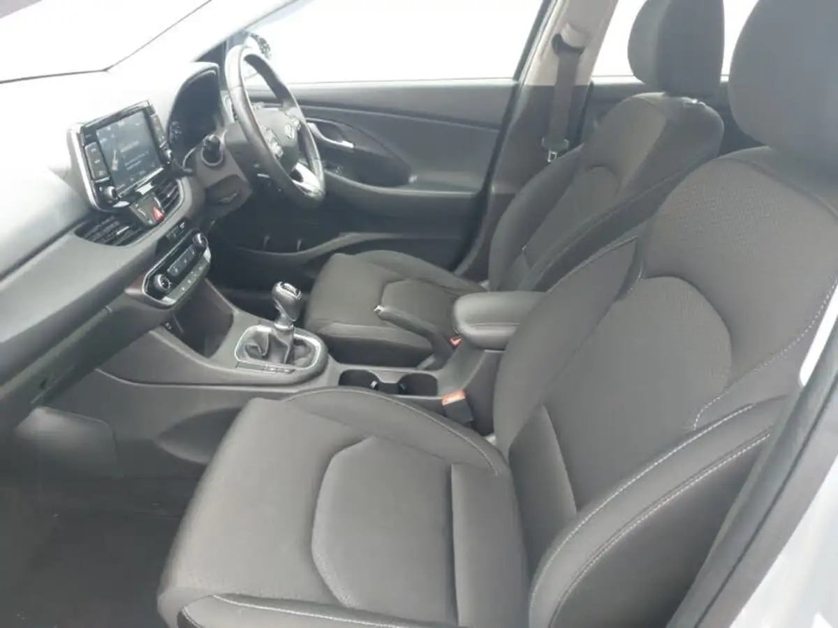2019-hyundai-i30-14-t-gdi-se-nav-hatchback-big-4