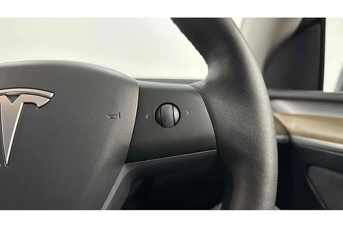 2022-tesla-model-y-e-long-range-big-31