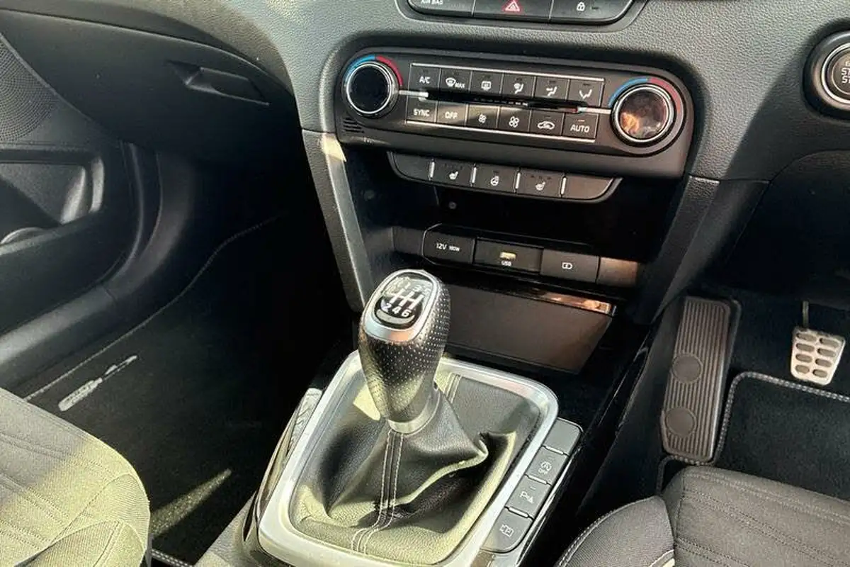 2022-kia-ceed-15-t-gdi-gt-line-big-13
