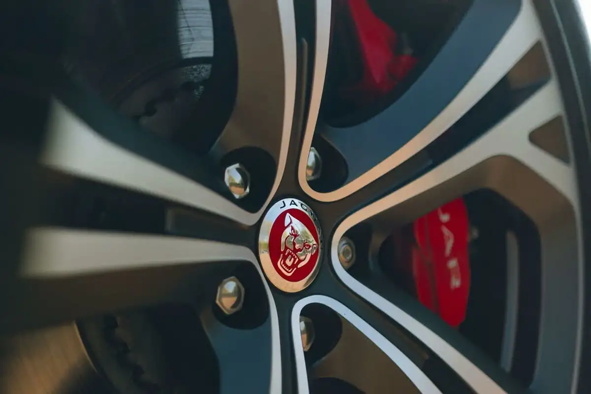 2022-jaguar-f-pace-50-v8-p550-svr-big-39
