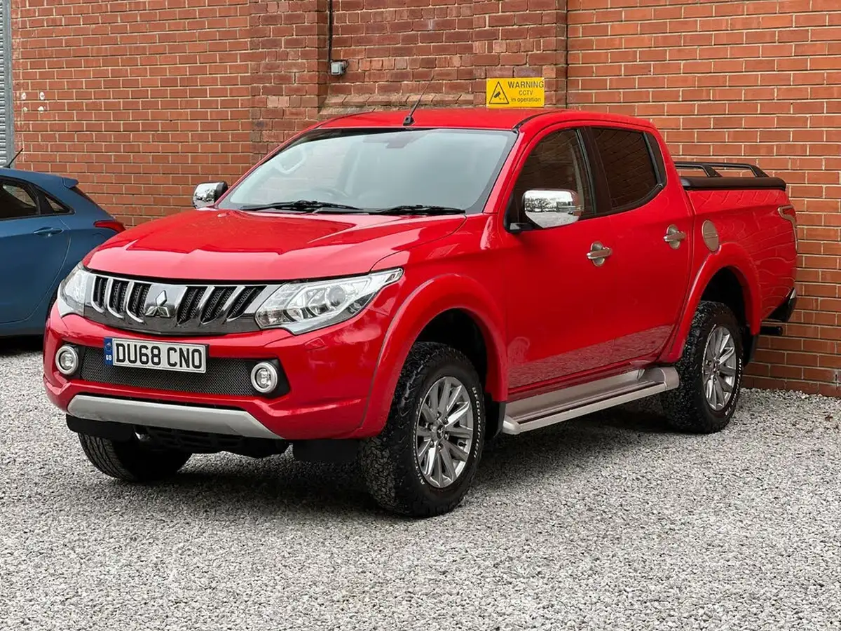 2018-mitsubishi-l200-24di-d-barbarian-sda-auto-big-2