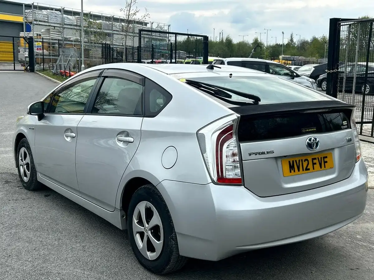2012-toyota-prius-big-16
