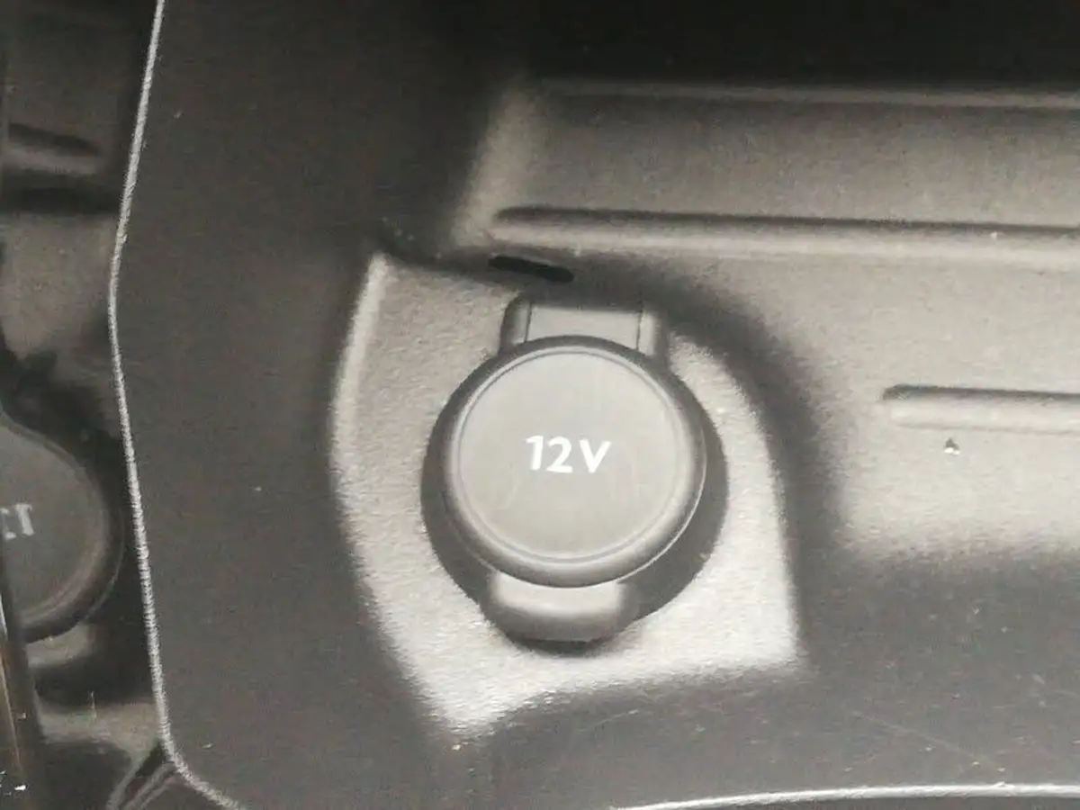 2023-peugeot-208-12-puretech-active-premium-100ps-eat8-big-10
