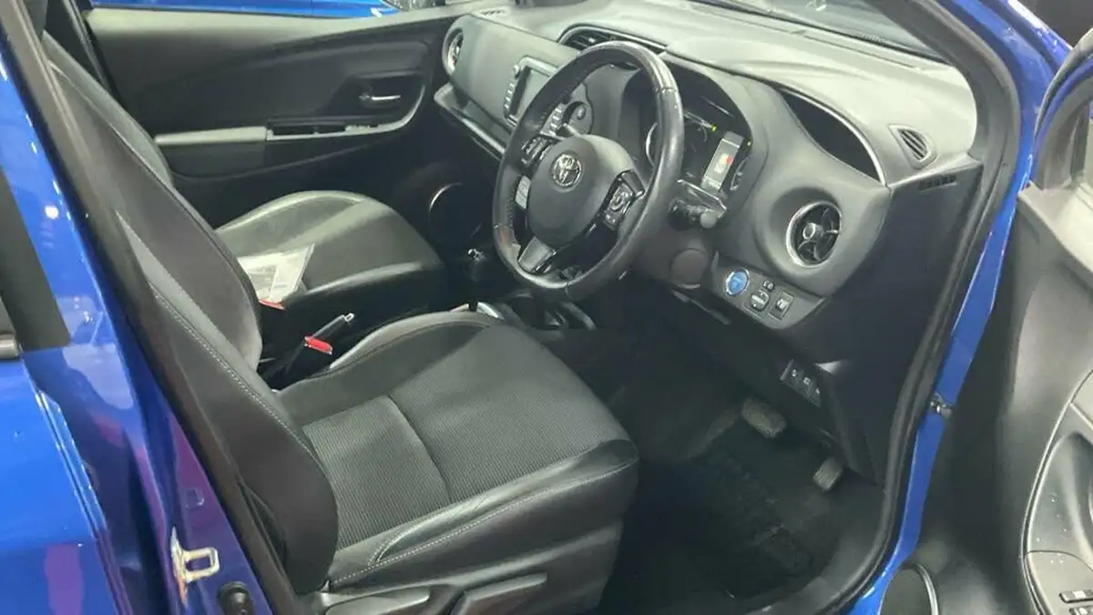2017-toyota-yaris-15-vvt-i-excel-hybrid-15in-alloys-big-6