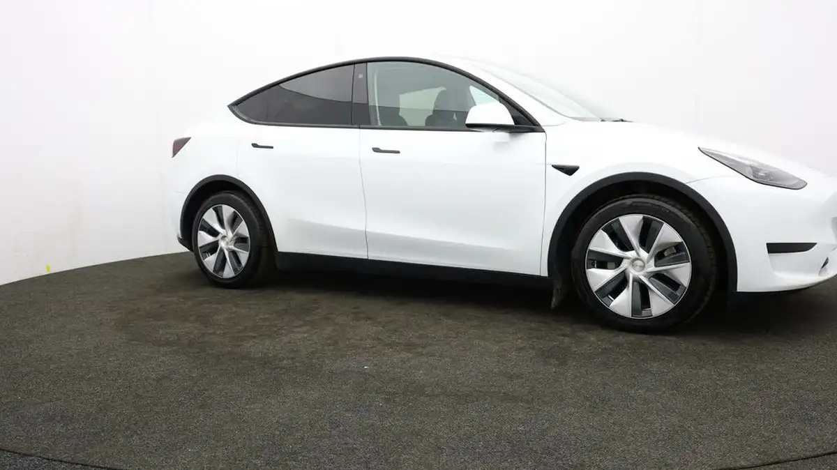 2022-tesla-model-y-e-rwd-big-39