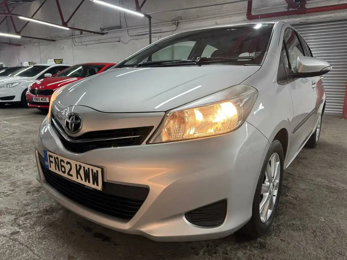 2012-toyota-yaris-133-tr-vvt-i-5d-big-50