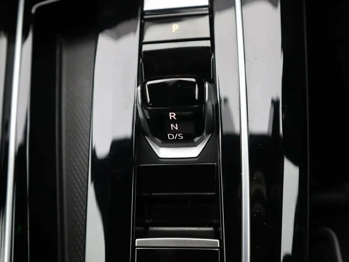 2023-volkswagen-golf-15-etsi-r-line-hatchback-big-20