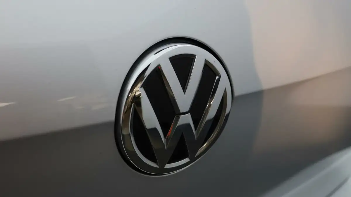 2019-volkswagen-golf-e-e-golf-big-19