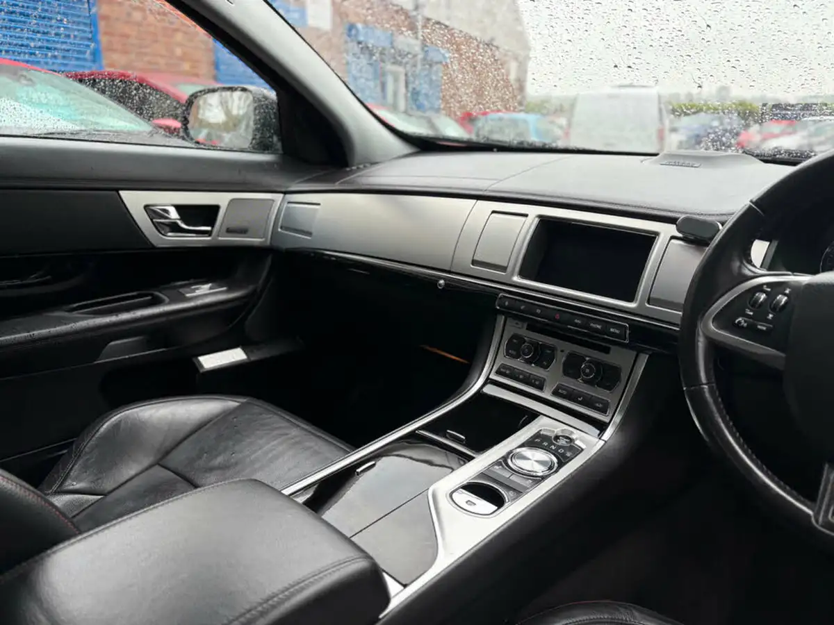 2015-jaguar-xf-22td-r-sport-black-saloon-4d-big-29