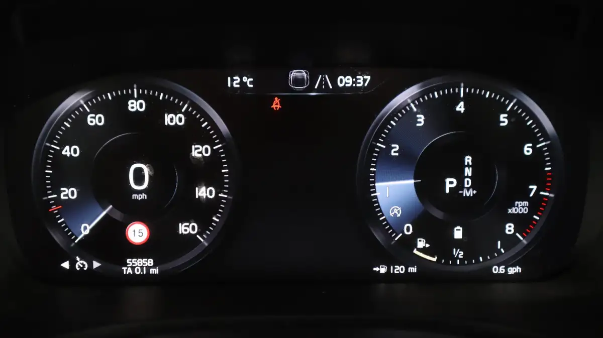 2021-volvo-v60-20-b3-momentum-160bhp-big-10
