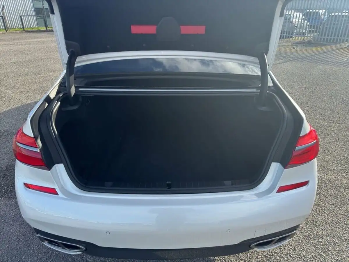 2018-bmw-7-series-66-m760li-big-39