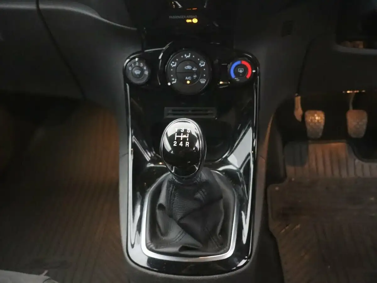 2016-ford-fiesta-125-zetec-3d-big-16