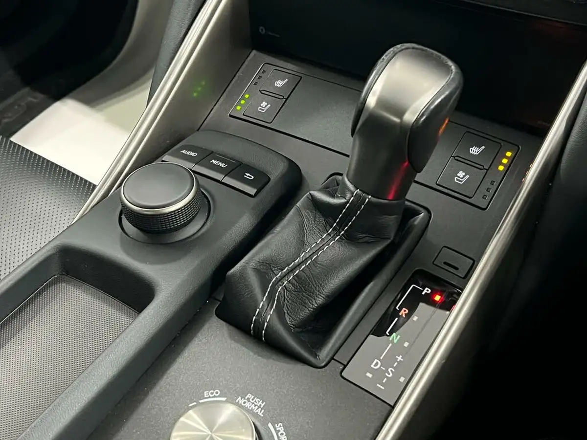 2017-lexus-is-300h-25-advance-big-31