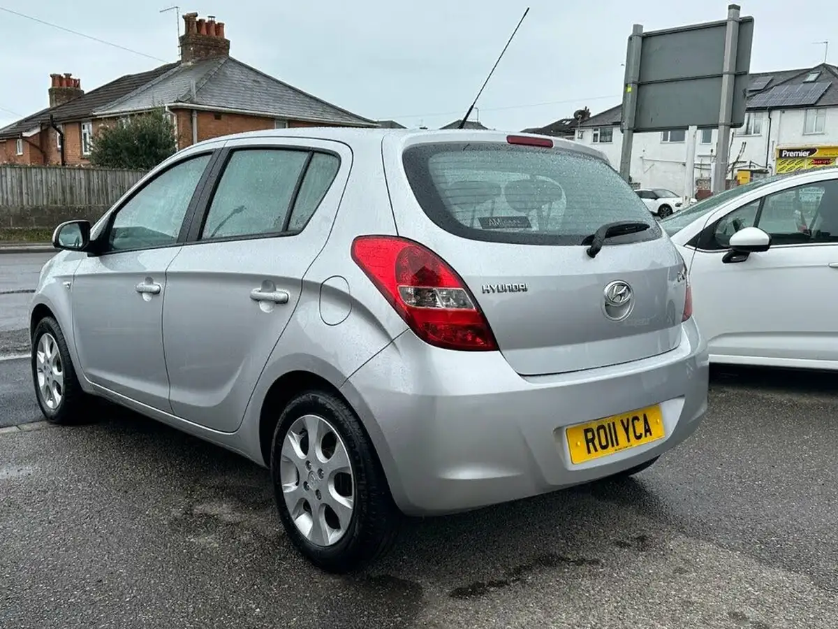 2011-hyundai-i20-14-comfort-5d-big-6