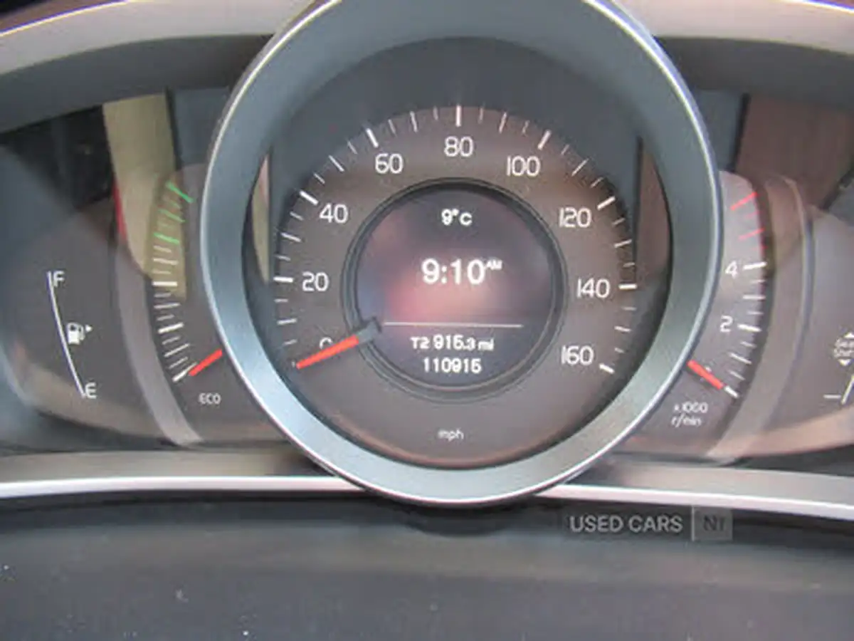 2016-volvo-v40-20td-d4-se-lux-big-11