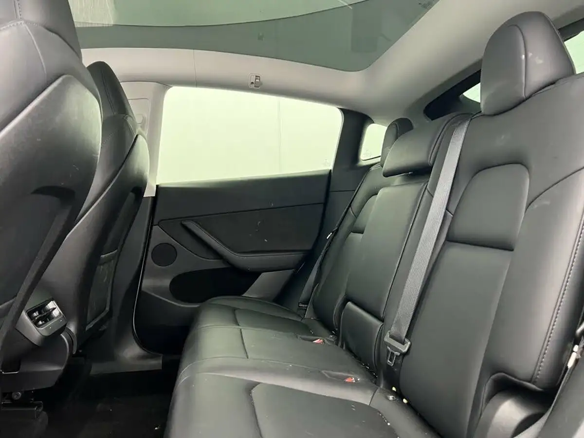 2022-tesla-model-y-e-long-range-big-15