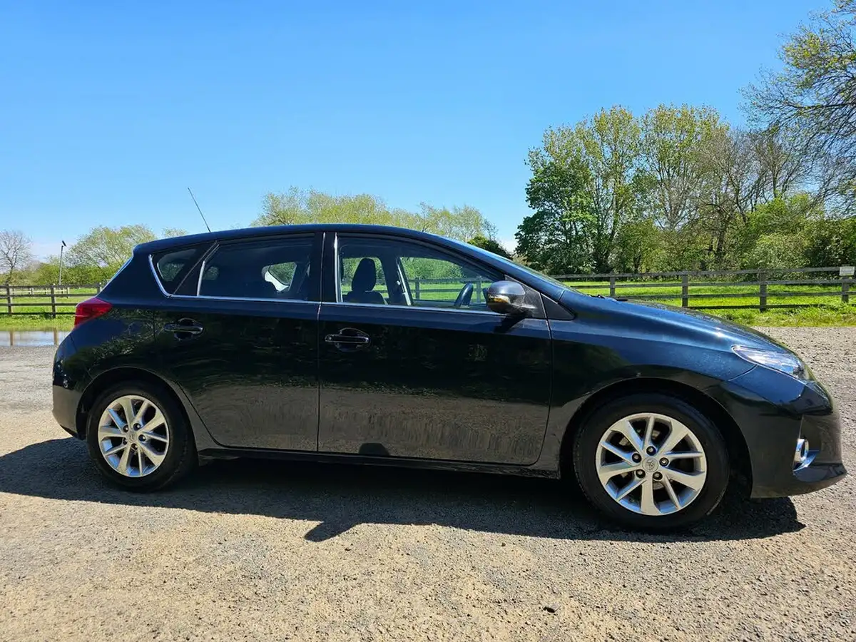 2015-toyota-auris-14td-icon-hatchback-big-1