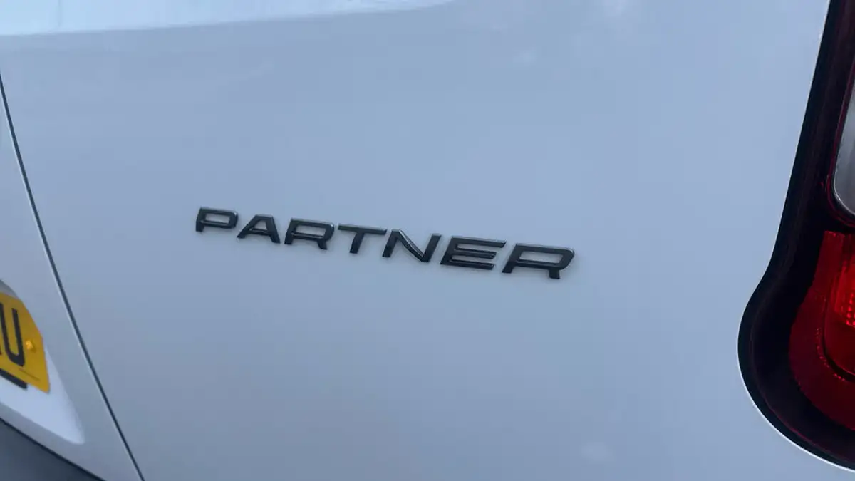2024-peugeot-partner-15-bluehdi-professional-long-100pseu6d-crew-big-25