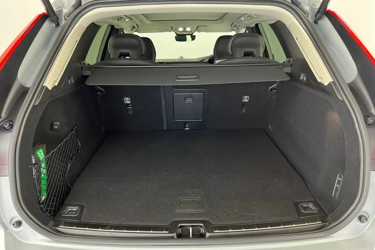 2024-volvo-xc60-20-t8-ultimate-dark-big-7