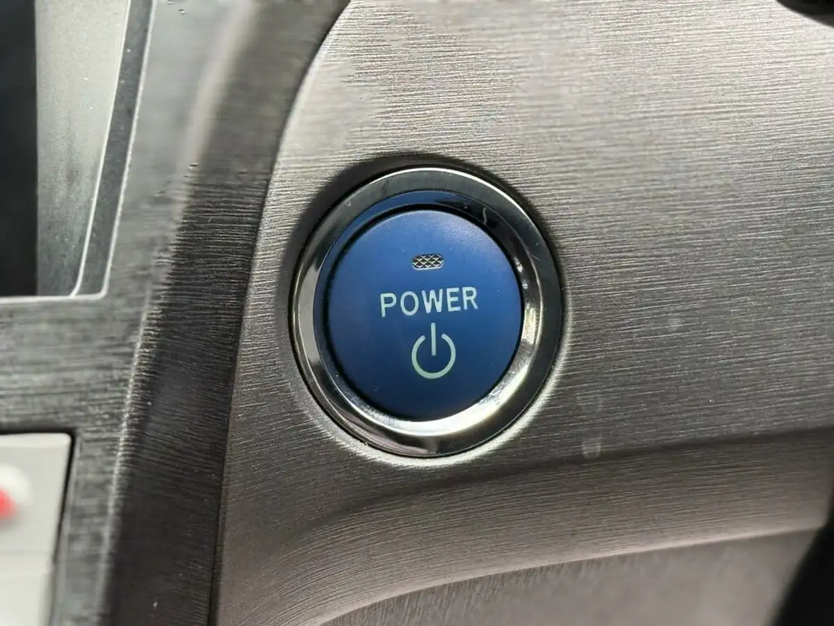 2014-toyota-prius-big-52