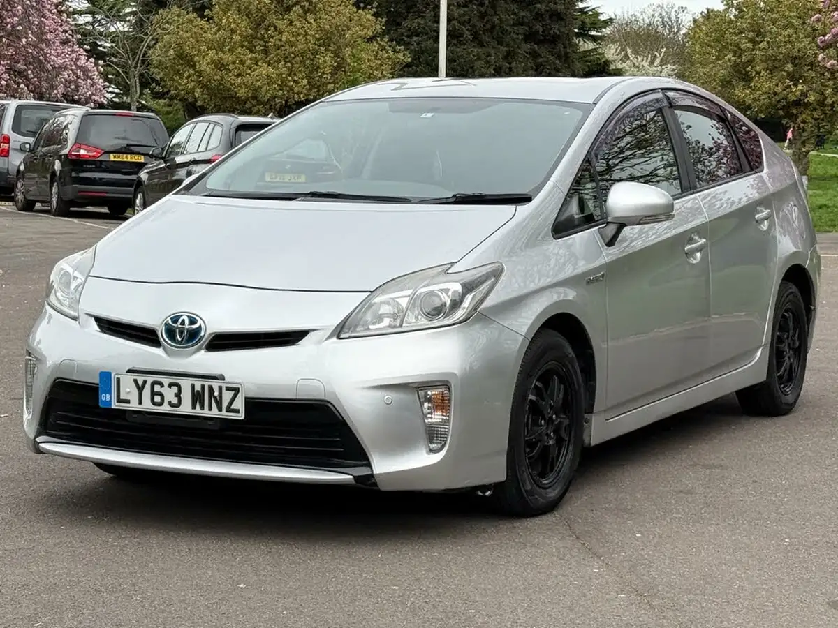 2014-toyota-prius-big-4
