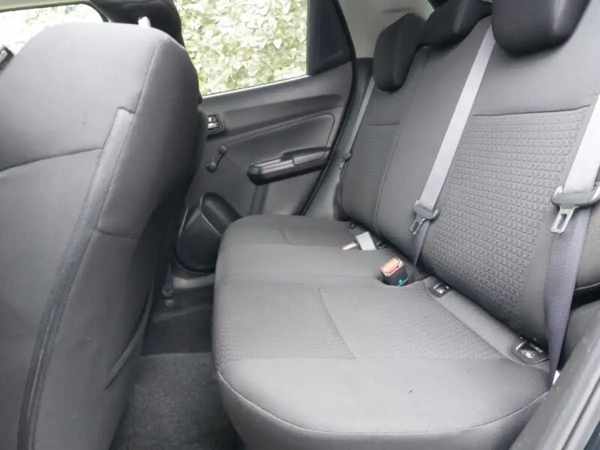 2019-suzuki-swift-12-dualjet-attitude-big-5