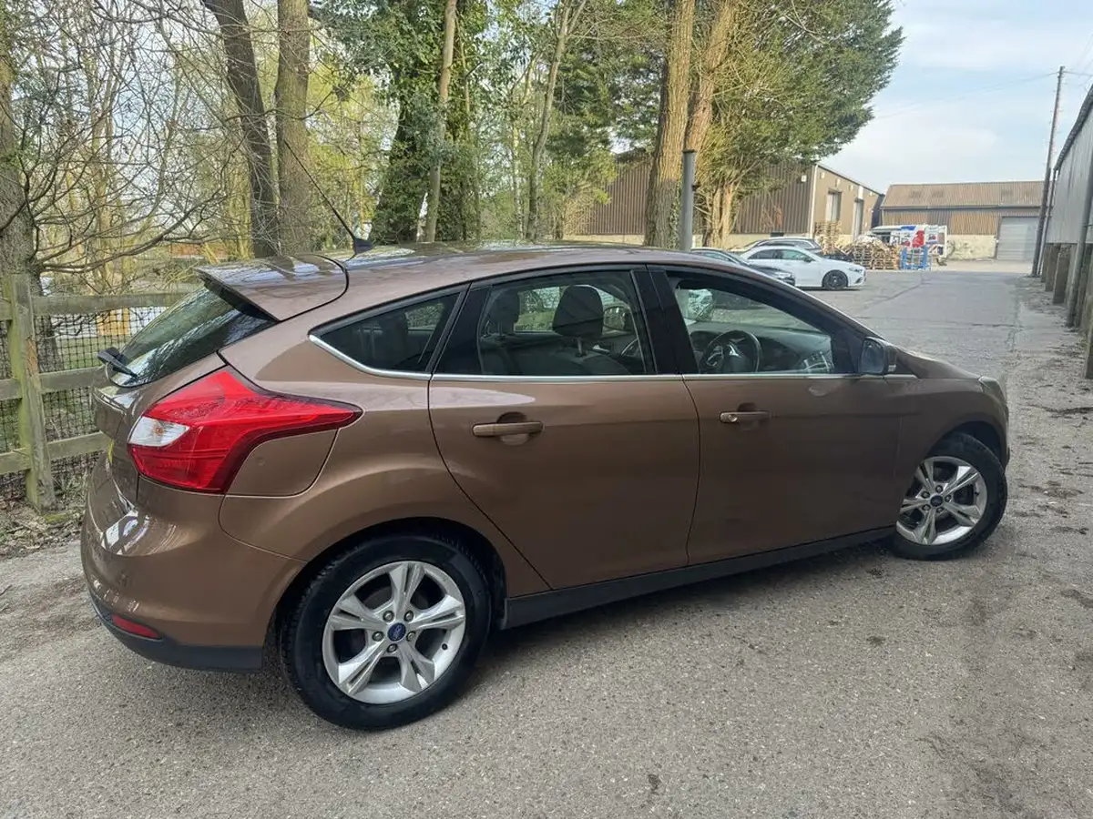 2013-ford-focus-10-zetec-100ps-hatchback-big-16