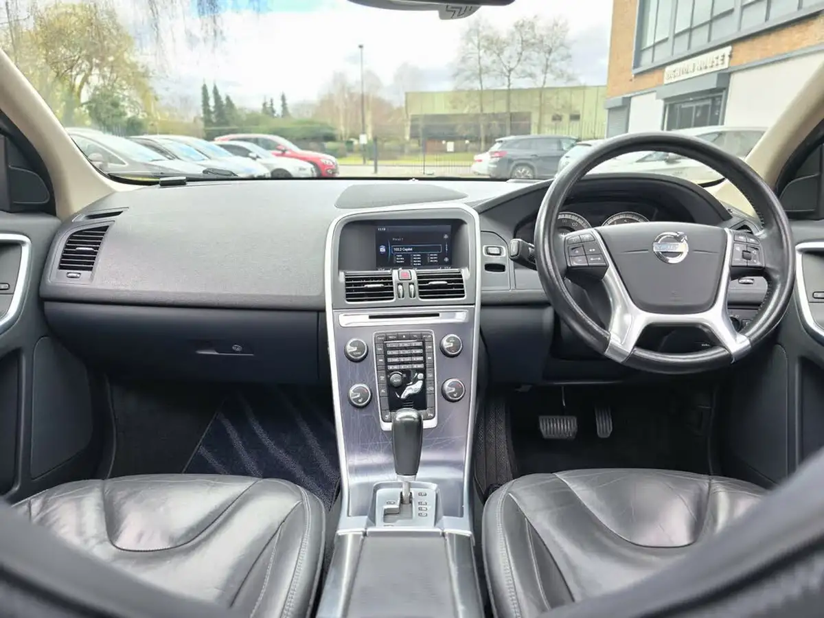 2010-volvo-xc60-20-t5-se-big-12