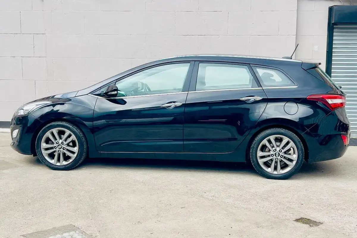 2017-hyundai-i30-16crdi-premium-136ps-blue-drive-tourer-big-5