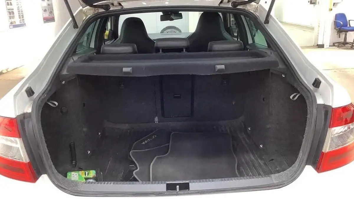 2016-skoda-octavia-20tdi-vrs-hatchback-big-9