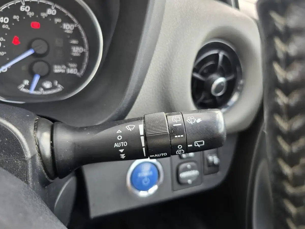 2017-toyota-yaris-15-vvt-i-icon-tech-98bhp-hybrid-1497cc-e-cvt-big-30