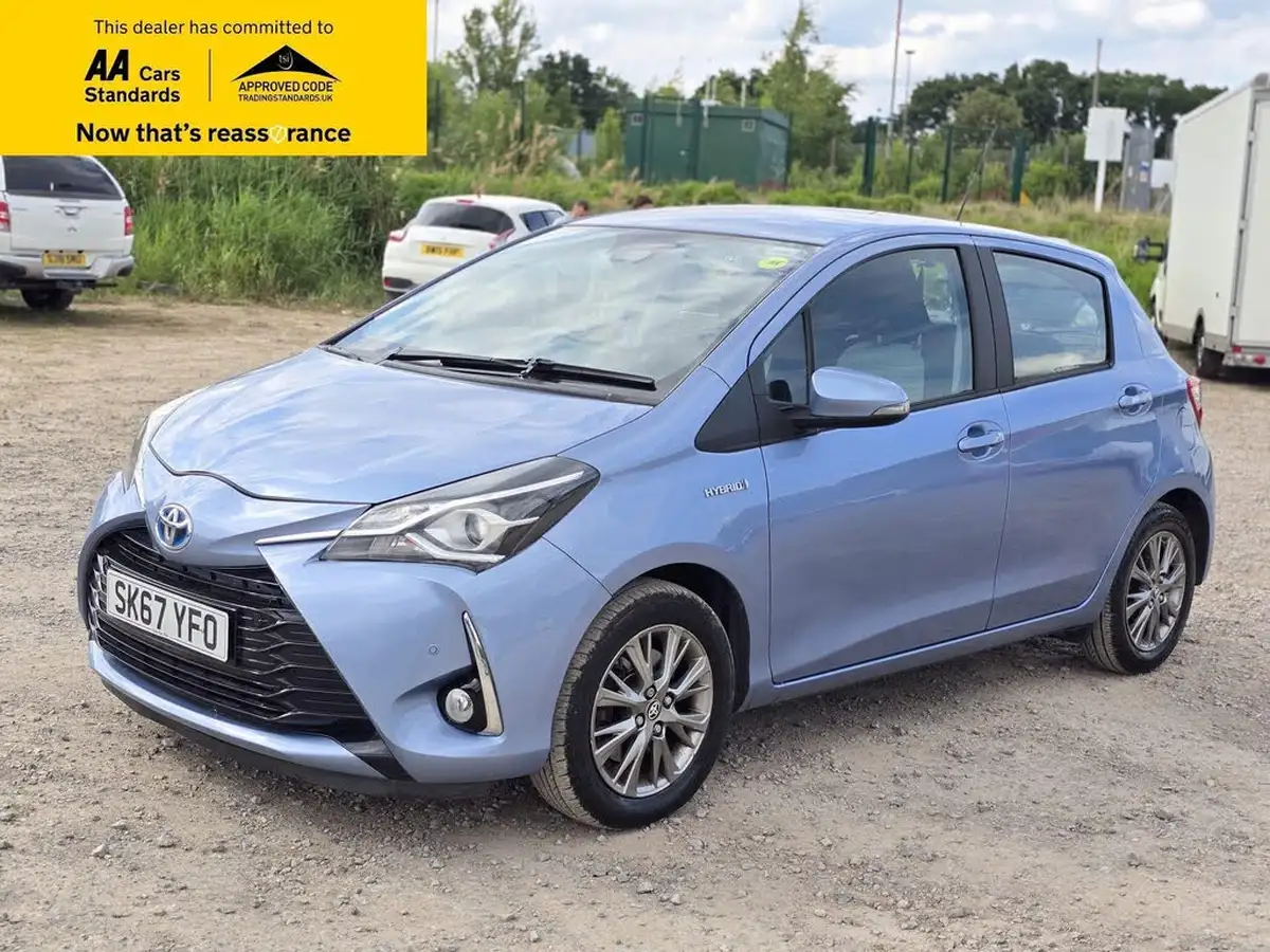 2017-toyota-yaris-15-vvt-i-icon-tech-98bhp-hybrid-1497cc-e-cvt-big-2