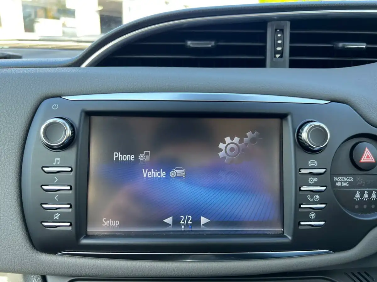 2018-toyota-yaris-15-vvt-i-icon-hybrid-big-33