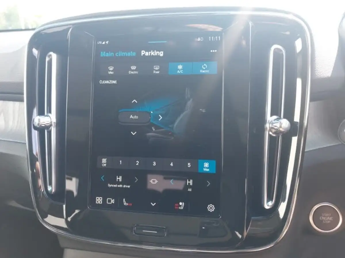 2024-volvo-xc40-20-b3-ultra-bright-big-17