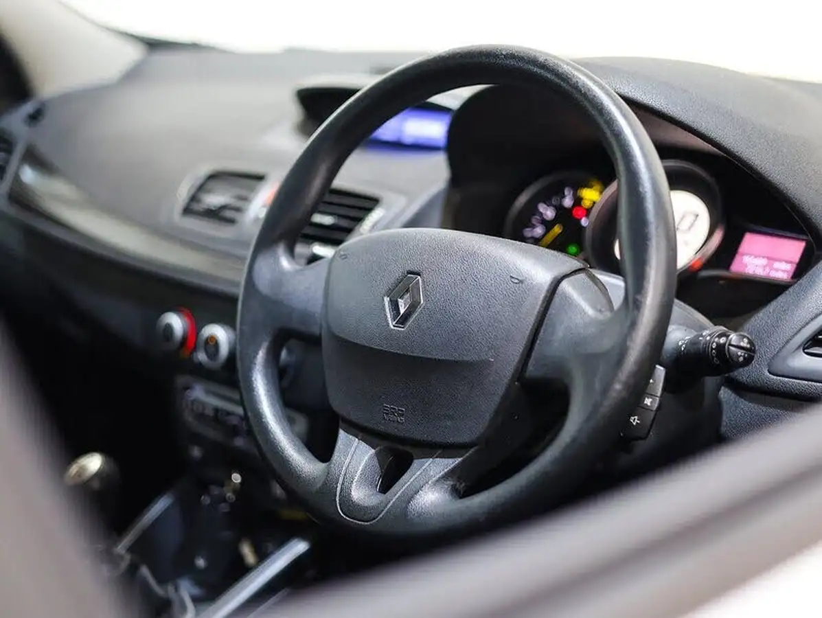 2011-renault-megane-15td-expression-15dci-110-fap-eco-hatchback-5d-big-3