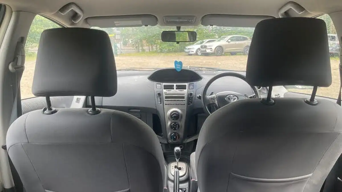 2009-toyota-yaris-133-tr-5d-mmt-big-13